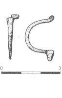 FIB-41099 - Fibule dérivée du type AucissabronzeFibule à charnière arc de section rectangulaire, à profil en demi-cercle ; porte-ardillon triangulaire