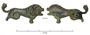 FIB-41282 - Fibule zoomorphe : lionbronzeFibule en forme de lion rugissant à droite, tête et corps creusés de loges émaillés, avec un filet en réserve sur le corps ; seules 2 pattes sont figurées ; articulation à ressort sur deux plaquettes.