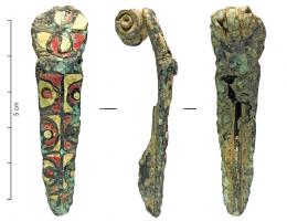 FIB-41360 - Fibule émailléebronzeFibule à coquille, l'arc couvert, de la tête circulaire jusqu'au pied, de motifs curvilignes émaillés.