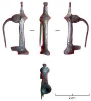 FIB-4147 - Fibule skeuomorphe : tibiabronzeFibule émaillée en forme de tibia : instrument à vent rectiligne, à pavillon; les orifices qui doivent être obturés par les doigts sont précisés, de même que l'anche qui produit la vibration de l'air à l'embouchure.