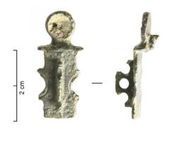 FIB-41485 - Fibule émailléebronzeTPQ : 100 - TAQ : 250Fibule symétrique, au corps rectangulaire orné d'une 