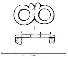 FIB-41707 - Fibule en forme de serpentsbronzeTPQ : 1 - TAQ : 300Broche formée d'anneaux juxtaposés évoquant le corps de deux serpents, les têtes se rejoignent d'un côté ; au revers, articulation à charnière entre deux plaquettes.