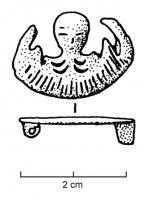 FIB-4306 - Fibule zoomorphe, groupe : tête sur croissantbronzeTête émergeant d'un croissant orné de striées parallèles niellées ; il pourrait s'agir de l'évocation d'une barque.