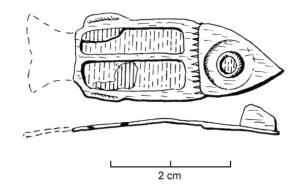 FIB-4318 - Fibule zoomorphe : poissonbronzeTPQ : 100 - TAQ : 300Fibule en forme de poisson : corps creusé de deux grandes loges rectangulaires; œil également marqué d'un disque émaillé entouré d'une large couronne émaillée.