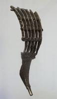 FIB-4365 - Fibule de type BagendonbronzeFibule d'Aucissa à arcs multiples, reliés par des bâtonnets rivetés. Variante à six arcs.