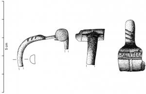 FIB-4477 - Fibule de type Aucissa : CCAR / C.CARTILI / CARTILIVSbronzeFibule à arc en demi-cercle, bords parallèles et section semi-ovalaire, avec quelques incisions obliques vers la tête; tête quadrangulaire échancrée avec estampille moulée parallèle à la charnière, repliée vers l'extérieur : CCAR, ou C.CARTILI ; ou dans un cartouche en demi-cercle, appuyé sur la charnière : CARTILIVS, parfois peut-être CARTILIA.