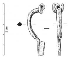 FIB-4488 - Fibule Almgren 16bronzeFibule à arc de section losangique, avec le plus souvent une double ligne médiane de ponctuations alternées; ressort à 4 spires et corde interne; pied trapézoïdal plein, avec un bouton terminal sous la forme d'un manchon rapporté.