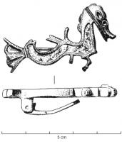 FIB-4627 - Fibule zoomorphe : cheval marinbronzeFibule en forme de cheval marin, stylisé, nageant à droite, le corps ondulé creusé d'une loge d'émail comportant généralement des inclusions de verre; queue en éventail, également émaillée.
