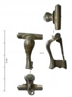 FIB-4729 - Fibule en genou (Kniefibel)argentTPQ : 150 - TAQ : 300Fibule en genou (arc très coudé et renflé), avec une plaque de tête semi-circulaire très courte; porte-ardillon rectangulaire allongé.