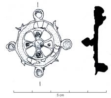 FIB-4777 - Fibule circulaire émailléebronzeFibule circulaire ornée sur le pourtour, alternativement, de quatre disques émaillés et de quatre anneaux ; au centre, quatre pétales formant une croix latine, autour d'un bouton central conique, en relief.
