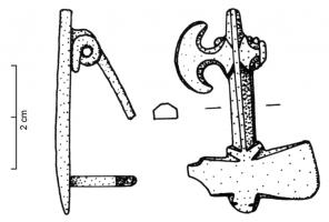FIB-4802 - Fibule skeuomorphe : hachesbronzeTPQ : 100 - TAQ : 250Fibule en forme de faisceau de haches : une dolabra (hache-pic) et à l'opposé une double hache.
