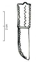 FIB-4803 - Fibule skeuomorrphe : couteaubronzeTPQ : 100 - TAQ : 260Fibule en forme de couteau dans un fourreau (?) à bords rectilignes, pointe légèrement déportée d'un côté; les bords sont soulignés de traits ondulés (indiquant sans doute une couture); étamée.