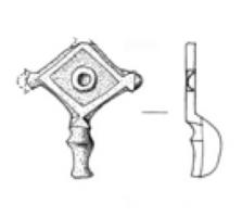 FIB-4829 - Fibule émaillée bronzeTPQ : 100 - TAQ : 250Fibule à corps losangique transversal, avec un bouton à chaque extrémité, creusé d'une loge d'émail autour d'un disque central lui aussi émaillé; le pied est simplement mouluré.