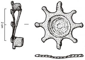 FIB-4831 - Fibule géométrique platebronzeTPQ : 40 - TAQ : 70Fibule plate, dont la charnière disposée au revers comporte deux plaquettes coulées reliées par un axe en fer. Variante circulaire, parfois ornée de cercles concentriques (motif perlé), avec fréquemment un cabochon incrusté au centre; variante à 8 protubérances en étoile sur le pourtour.