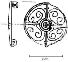 FIB-4860 - Fibule géométrique platebronzeTPQ : 40 - TAQ : 70Fibule circulaire, avec au revers en guise de charnière, deux plaquettes coulées, reliées par un axe en fer; le centre comporte des cercles concentriques, par lesquels passent deux lignes perpendiculaires qui divisent la surface  en 4 parts égales, chacune ornée de volures ponctuées.