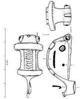 FIB-4946 - Fibule dérivée d'AlésiabronzeFibule à charnière moulée et perforée; l'arc triangulaire est interrompu par deux plaquettes trectangulaires transversales délimitant une zone ornée d'une bande médiane (souvent guillochée); le pied est équipé d'un bouton massif, perpendiculaire au plan du porte-ardillon.