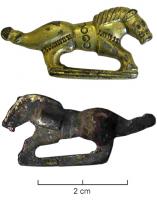 FIB-5110 - Fibule zoomorphe : chevalargent doréTPQ : 450 - TAQ : 500Fibule zoomorphe en forme de cheval à droite, les pattes reliées par une barre, la queue redressée et terminée par un toupet noué; au revers, ressort en fer monté sur axe entre deux plaquettes. L'oeil peut être décoré d'un grenat ou de verre.