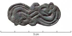 FIB-5138 - Fibule zoomorphe : monstre bicéphalebronzeBroche figurant deux serpents noués et emmêlés, forme générale en S avec détail profondément incisés.