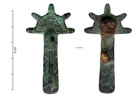 FIB-5156 - Fibule digitéebronzeFibule digitée à 5 doigts, décor géométrique incisé : simples moulures sur les doigts, triangles encastrés à la tête, filets obliques et dents de-loup sur le pied, de même largeur que l'arc.