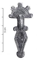 FIB-5282 - Fibule digitée type JunkersdorfbronzeTPQ : 475 - TAQ : 510Fibule à tête semi-circulaire, accostée sur le pourtour de cinq protubérances digitées ; sur la tête et sur le pied, qui est de forme losangique, décor incisé ou ocellé ; arc de section arrondie, orné de cannelures ; ressort en fer monté sur axe entre deux plaquettes coulées au revers de la tête.