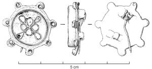 FIB-6017 - Fibule circulaire émailléebronzeTPQ : 950 - TAQ : 1050Fibule discoïdale composée d'une plaque ronde équipée de 6 à 8 protubérances latérales à cabochons de verre; au centre, un cylindre rapporté sert à maintenir un médaillon composé d'émaux cloisonnés. Ressort sur axe entre deux plaquettes; porte-ardillon étroit et rapporté, en crochet.