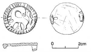 FIB-6060 - Fibule discoïde : monstre à tête retournéebronzeBroche plate, dont la surface externe est profondément ciselée pour dégager un quadrupède (ici à gauche), tête retournée en arrière (ici vers la droite), dans un cercle de gros grènetis, parfois réduit à des encoches sur le pourtour ; au revers, ressort monté sur une bélière perpendiculaire à l'axe de l'ardillon, porte-ardillon très réduit, en crochet.