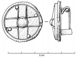 FIB-6132 - Fibule discoïdale type Vielitz A2-A6bronzeFibule circulaire plate, sur laquelle divers éléments assemblés dans une couronne de tôle forment un motif cruciforme ou rayonnant : cabochons rectangulaires et quadrangulaires, séparés par des cloisons en tôle; le centre peut être occupé par un bouton circulaire légèrement proméminent.