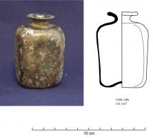 FLA-8003 - Petite bouteille à panse carréeverrePetite bouteille (hauteur maximale 15 cm) avec une panse de forme carrée et une lèvre éversée.