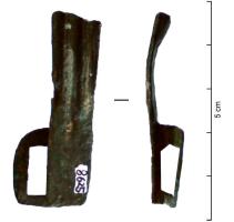 FMC-4030 - Moraillon rectangulairebronzeFermoir, ou moraillon de coffret, de forme rectangulaire allongée, décoré de cannelures; sommet avec bélière d'articulation perpendiculaire.
