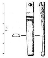 FRT-4031 - Ferret de ceintureargentFerret de forme rectangulaire (parfois légèrement rétréci vers la base), avec un sommet percé d'un trou de rivet pour la fixation sur la ceinture de cuir; le corps s'orne de moulures transversales, avec des bords chanfreinés; argent doré.