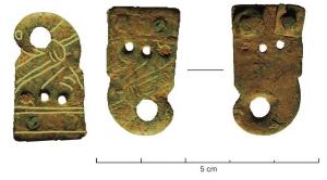 FRT-9018 - Ferret de ceinturebronzeExtrémité de lanière, de forme rectangulaire avec une terminaison asymétrique et un décor incisé (basilic ?), percée de trois trous et fixé par deux rivets équipés de plaquettes au revers.