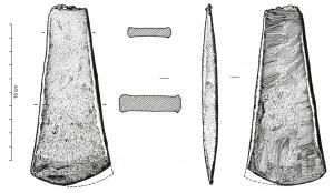 HCH-1002 - Hache à légers rebords bronzeHache de forme trapézoïdale, large, à légers rebords souvent réalisés par martelage. Les bords sont droits ou très légèrement concaves.