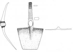 HOU-4002 - Houe - piocheferHoue à lame trapézoïdale ou ogivale, l'oeil d'emmanchement est prolongé à l'intérieur par une arête. A l'opposé de la lame, longue pioche.