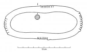 IND-1072 - Objet annulairebronzeGros anneau ovalaire aplati; section circulaire; décor de séries de bourrelets.