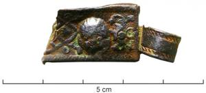 IND-4024 - Objet à identifierbronzeBande estampée, avec un anneau riveté formant une boucle sur le côté.