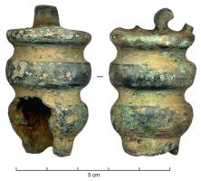 IND-4031 - Objet indéterminé en bronzebronzeObjet en bronze moulé, creux, de forme cylindrique moulurée ; le sommet plat porte des arrachements, sans doute une suspension constituée d'une pelte terminée par des crosses.