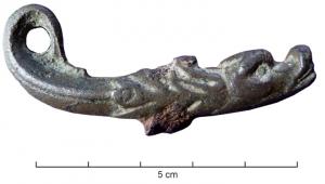 IND-9020 - Objet à identifierbronze, ferObjet en bronze coulé sur une âme de fer, en forme de dragon, la queue effilée repliée en boucle sur le dos.