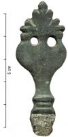IND-9041 - Objet à déterminerbronzeObjet plat (ép. 2mm), piriforme, lisse au revers et portant des incisions obliques sur la partie supérieure ; pied mouluré portant des traces de soudure à l'étain.