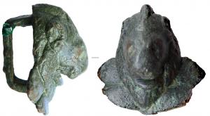 JHA-4015 - Passant de harnaisbronzeTPQ : 1 - TAQ : 250Passant en forme de tête de lion au-dessus d'un fleuron ; au revers, bélière quadrangulaire.