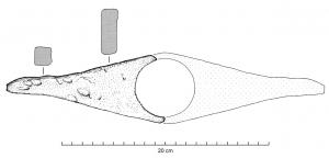 LGT-1009 - Lingot losangiqueplombLingot de forme sublosangique, peu épais, à trou central de grand diamètre.