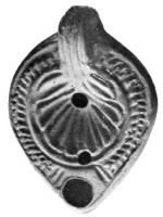 LMP-4052 - Lampe Loeschcke VIII : Coquillageterre cuiteLampe à bec rond; disque décoré d'un coquillage; anse non percée; épaule ornée d'arrêtes de poisson, bec défini par deux traits incisés.