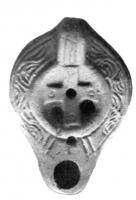 LMP-4065 - Lampe corinthienne tardive : croixterre cuiteTPQ : 450 - TAQ : 500Lampe ovoïdale; disque décoré d'une croix; anse non  percée; épaule ornée de motifs ondoyants.