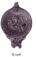 LMP-41072 - Lampe Loeschcke IV : Dionysosterre cuiteTPQ : 40 - TAQ : 100Lampe ronde à bec en ogive et volutes. Médaillon décoré du buste de Dionysos avec thyrse et canthare. Peau de panthère au dessous. Anse à l'arrière.