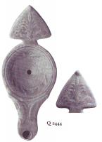 LMP-41077 - Lampe Loeschcke IV : Couronneterre cuiteLampe ronde à long bec en ogive et volutes. Médaillon décoré d'une couronne végétale. Anse à réflecteur triangulaire orné d'une palmette.