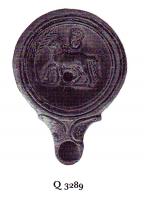 LMP-41443 - Lampe Loeschcke IV : Cheval et palmeterre cuiteLampe ronde à bec en ogive à volutes. Médaillon décoré dd'un cheval vers une feuille de palme à gauche. Au dessus, un buste (symboles de la victoire d'une course de chevaux).