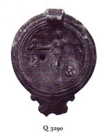 LMP-41444 - Lampe Loeschcke IV : Athéna et le serpent érechtonienterre cuiteLampe ronde à bec en ogive à volutes. Médaillon décoré d'Athéna debout tenant l'épée et le bouclier. Devant elle, à gauche, le serpent érechtonien sort d'un olivier derrière un autel.