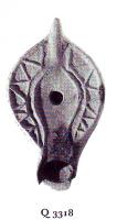 LMP-41455 - Lampe Hayes II, imitationterre cuiteTPQ : 500 - TAQ : 600Imitation de lampe africaine tardive à long bec à canal et épaule plate décorée de triangles en relief.