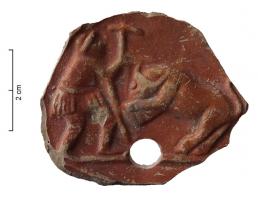 LMP-42091 - Médaillon de lampe : bestiarius et taureauterre cuiteMédaillon circulaire décoré d'un gladiateur (bestiarius) combattant un taureau, qu'il se prépare à abattre d'un coup de hache ; le type de lampe est inconnu.
