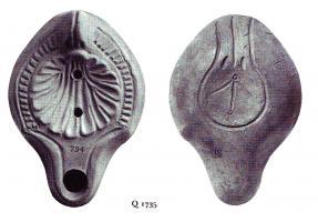 LMP-4818 - Lampe Hayes II var. : Coquillageterre cuiteLampe ronde à long bec à canal. Médaillon décoré d'une valve de coquillage, épaule plate décorée de traits en relief. Traits traits incisés sur la base.