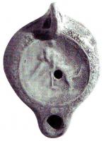 LMP-4853 - Lampe Loeschcke VIII : Herculeterre cuiteTPQ : 300 - TAQ : 400Lampe ronde à bec rond, anse verticale perforée. Médaillon décoré d'Hercule combattant le lion de Némée.